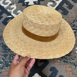 Gigi Pip hat S/M LIKE NEW condition